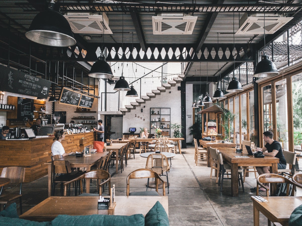 Interiér restaurace Marislav v mysliveckém stylu se 60 místy